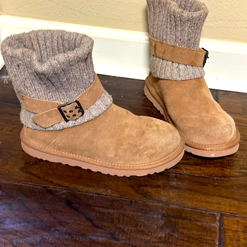 UGG Women's Gray Knitted Chestnut Boots S/N 1003175  US Size 9 Buckle Detail
